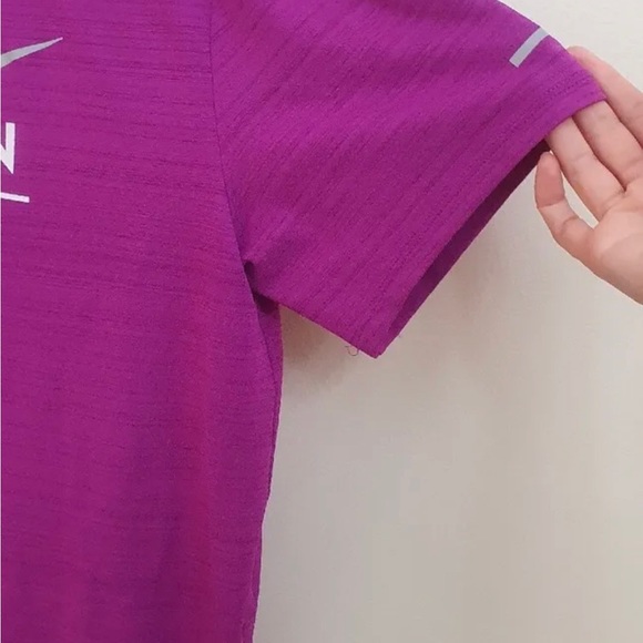 Nike x Peloton Dri-Fit XL women’s magenta short sleeve workout shirt NWT - Picture 4 of 6